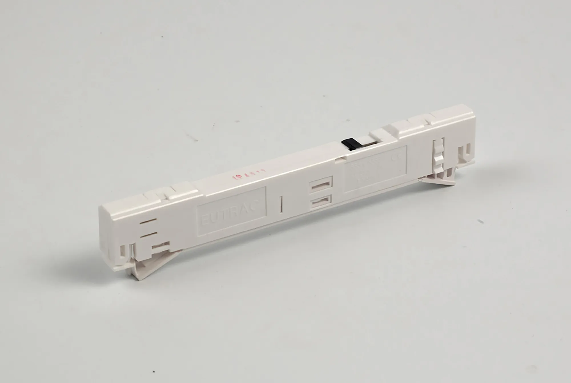 In-Trac Adapter 3 Circ. Track, 6A Induct/ Resist Load Screwless Connection Data Bus 555 1 6533 1  Eutrac Adapters & Components-White